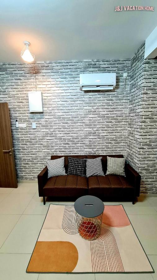 J&J Vacation Home@Novo8 Residence Kampong Tambak Exterior foto